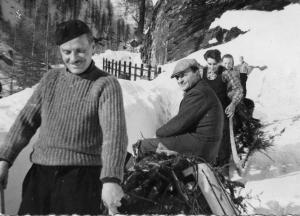Trasporto della legna con la slitta coi corni (1957)