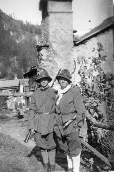 Donne vestite da alpino